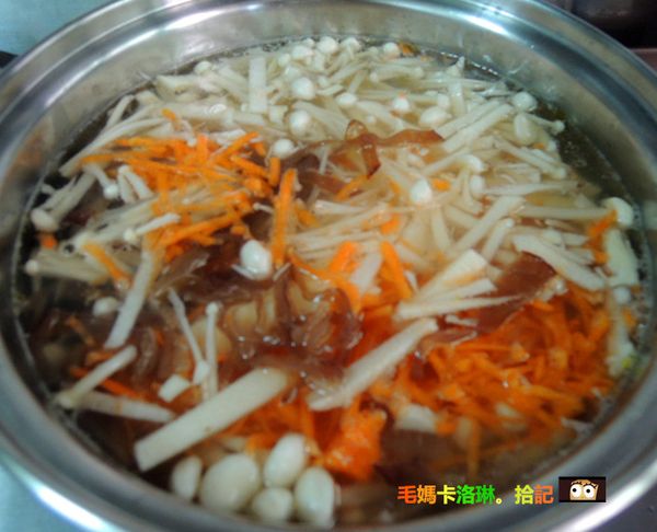 準備一鍋雞高湯，將食材放入煮