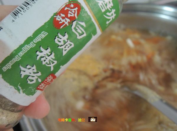 接著加入醬油、鹽、白醋、白胡椒粉