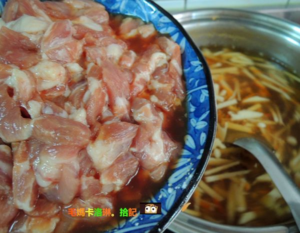 加入醃好的豬肉絲