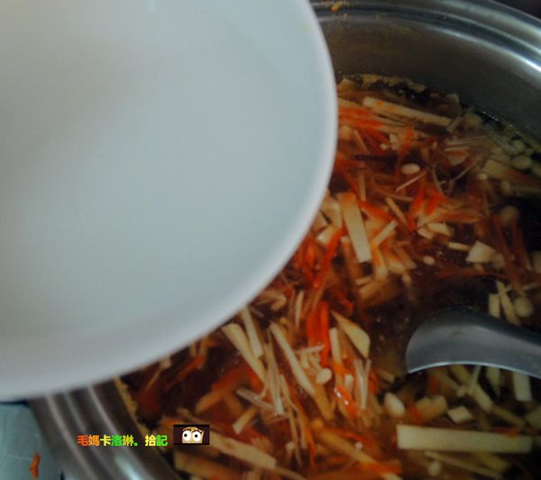 準備勾次，先將火關小之後，調好的太白粉水慢慢的加入至想要的濃稠度（不要一口氣加喔）