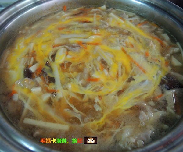 打好的蛋液淋在湯上面