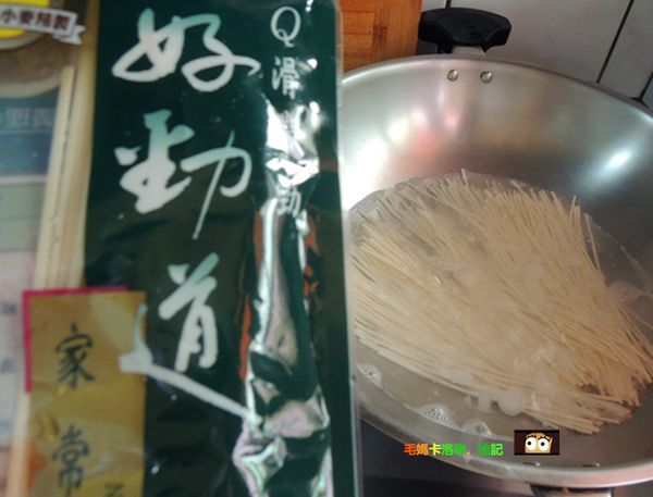 準備一鍋水煮麵，之後加入酸辣湯