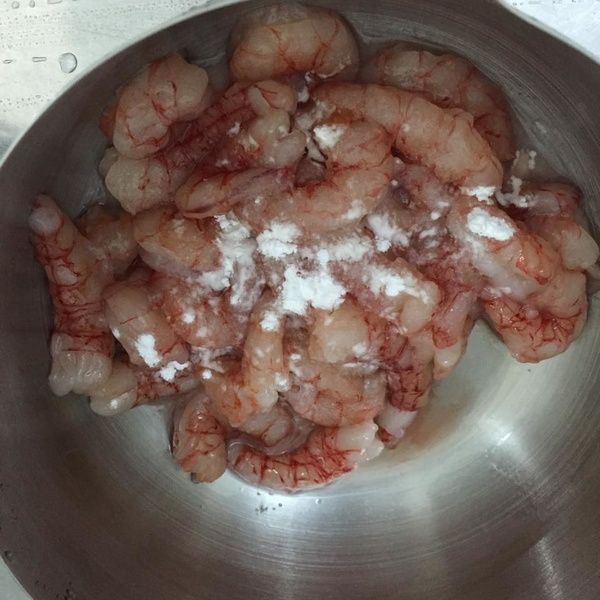 用醃料將蝦仁醃十分鐘