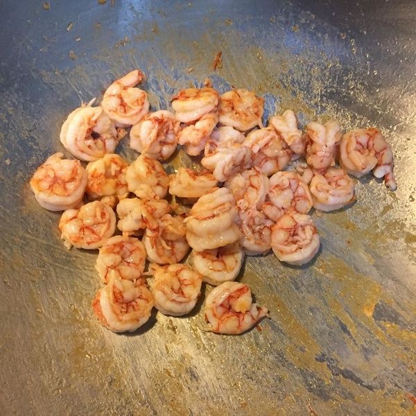 起油鍋，把蝦仁放下去煎九分熟盛起放涼備用