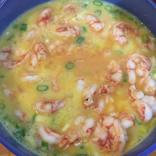 將雞蛋打散，加入蔥花，再加入太白粉水，再加入蝦仁攪拌均勻