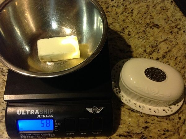 [餅乾體麵糊:]將室溫軟化無鹽奶油切塊稱重