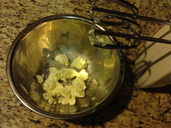 將室溫軟化無鹽奶油,用電動攪拌器攪打