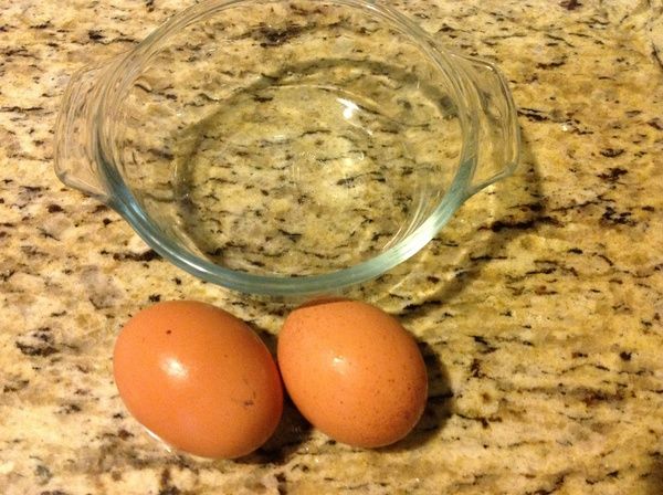 準備 2 顆雞蛋,將蛋白分離取出來