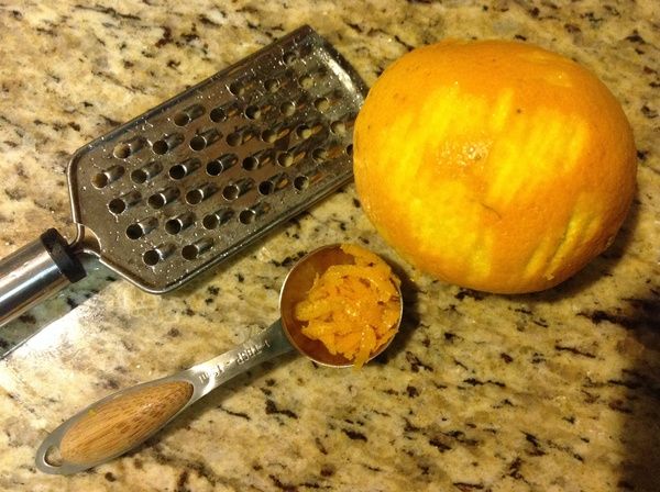 將香橙柳橙削皮,取1小匙的香橙皮屑使用
(若喜歡黃檸檬口味的人,也可改用黃檸檬皮屑使用;或香草精皆可)