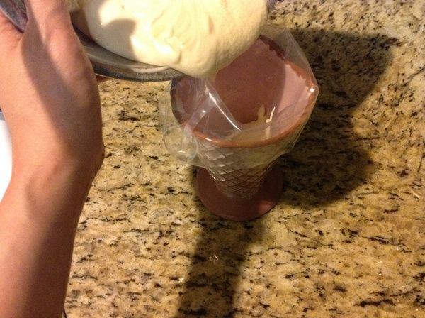 將擠花頭放入擠花袋內,再將餅乾麵糊裝入擠花袋內