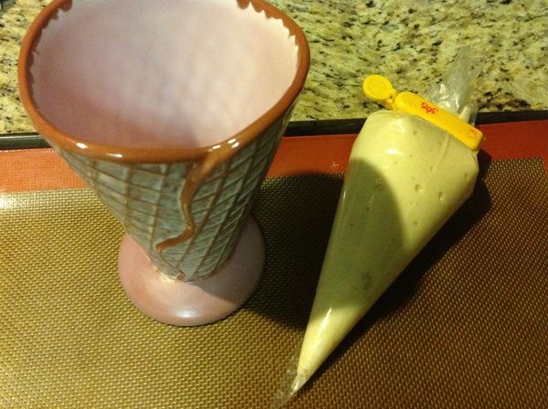 取出擠花袋,用夾子將擠花袋封口夾緊即可備用