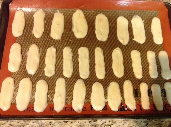 將餅乾麵糊擠約寬1公分、長7公分, 必須有間距擠壓放在不沾烤布或烤盤上.因為在烘培時,會膨大,之間要保持適當的間距為佳