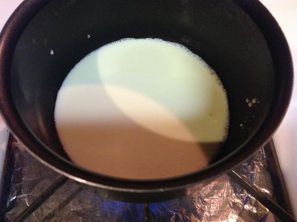 將鮮奶油倒入盆內,用小火煮滾