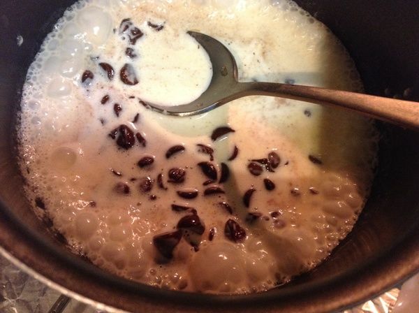 倒入黑巧克力碎粒,繼續用小火加熱的方式融化,用湯匙或橡皮括刀混合攪拌均勻 (巧克力80g,可依個人喜好增減)
