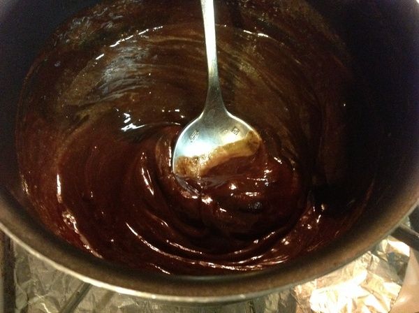 室溫軟化無鹽奶油,可加可不加(可省略);混合攪拌均勻至巧克力稍微軟化均勻後,放入冰箱冷藏約10分鐘,使巧克力餡變得硬一點即可使用