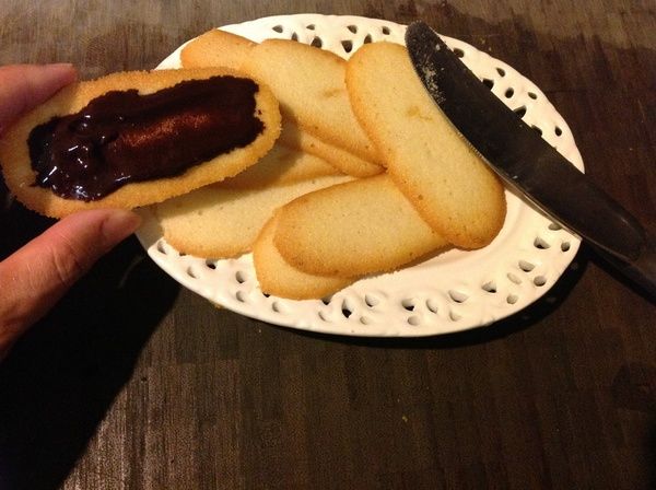[餅乾與巧克力餡組合:]將2片餅乾組成一組.用抹刀塗抹上適量的巧克力餡.
(米蘭諾餅乾的夾餡通常是巧克力餡,但也可依個人喜好,改用果醬、焦糖醬或奶油 ...)