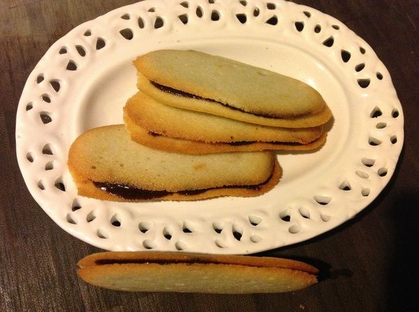 將2片餅乾中間夾塗抹的巧克力餡,就是一組餅乾的成品