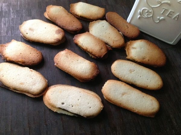 共組成約14 組的橘橙香米蘭諾巧克力餅乾❤!!
(有一組被我等不及吃掉了>.<)