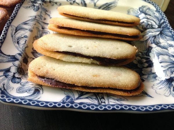 一片片的手工橘橙香米蘭諾巧克力餅乾,口感很獨特!!