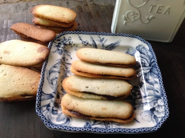 橙香口味的外層餅乾內夾著甜蜜蜜的巧克力醬.品嘗起來,很美味!!~