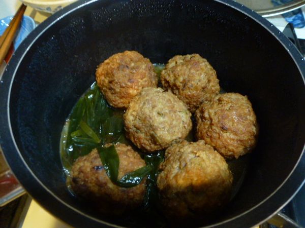 熱鍋，倒入適量的葵花油，放入蔥白爆香後再放肉丸子，加入調味料煮滾後再加入一杯水，中小火慢燉後入蔥段到收汁。