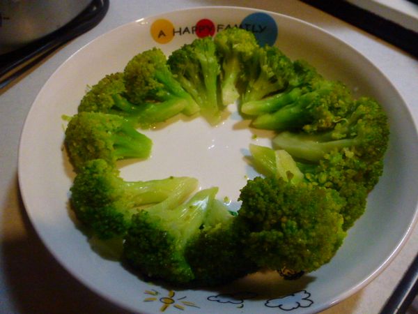 將綠花椰菜放入湯鍋中汆燙後，排盤