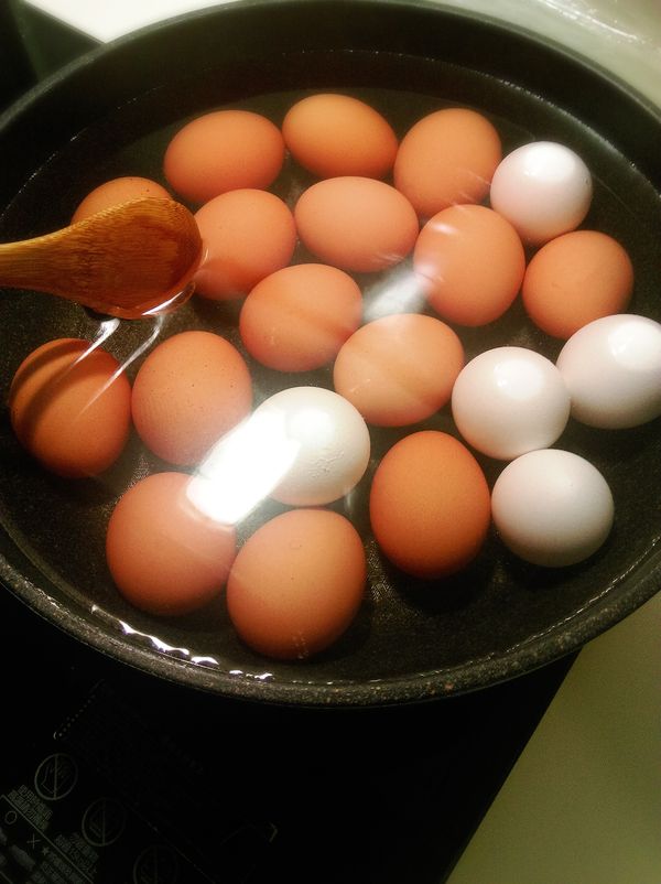 水煮蛋:ㄧ鍋加有鹽的冷水，放入生雞蛋(外殼要洗淨),煮5-6分鐘(怕生就多煮ㄧ下)，要輕輕攪動水中雞蛋為要讓蛋黃至中且"蛋黃"熟度約5-6分，蛋黃略有濕潤。
