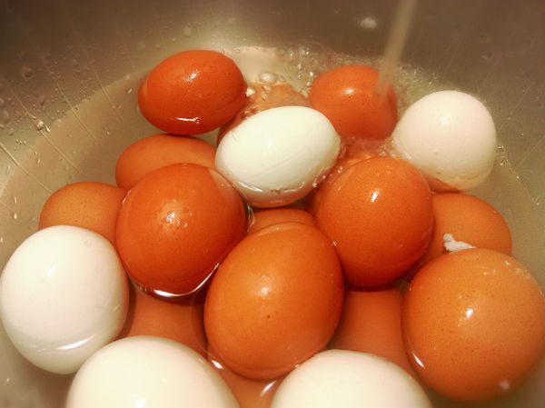 蛋煮好後，放進冰冷水中泡幾分鐘後，去蛋殼