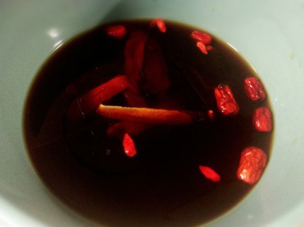 準備醬料:取鍋放入紹興酒.冰糖.醬油.紅棗.枸杞.當歸.黃耆..等材料ㄧ起煮滾放涼