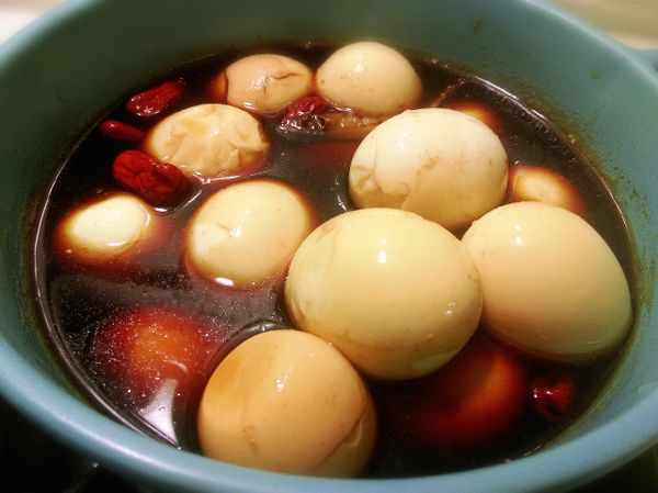 冷却後，把蛋放入醬汁鍋中泡，放進冰箱ㄧ晚，次日食用冰涼的甜酒蛋，風味極棒好吃。