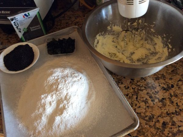 海苔片剪碎，黑芝麻炒香，低筋麵粉和泡打粉過篩備用。室溫軟化的奶油加糖、鹽打勻後，分二、三次加入蛋汁打勻。