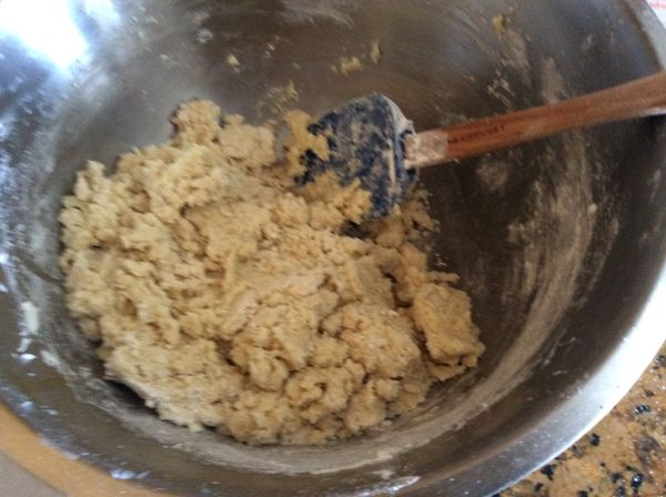 慢慢加入過篩的粉料，用括刀翻拌均勻。