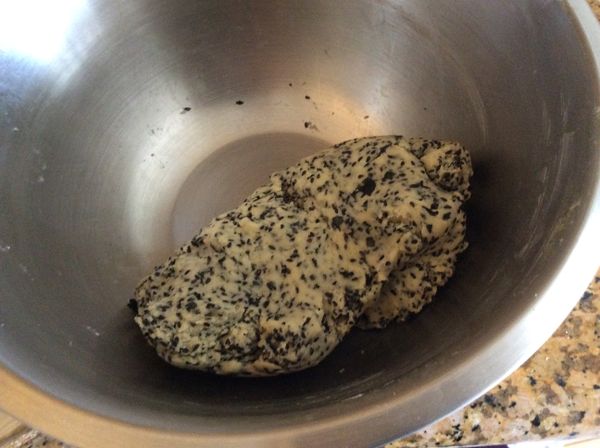 倒入黑芝麻及海苔碎片，用壓麵法壓成團。