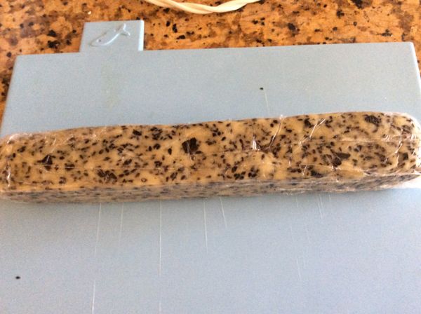 用保鮮膜包住麵團再整形成長條方柱形，冷凍約二小時。