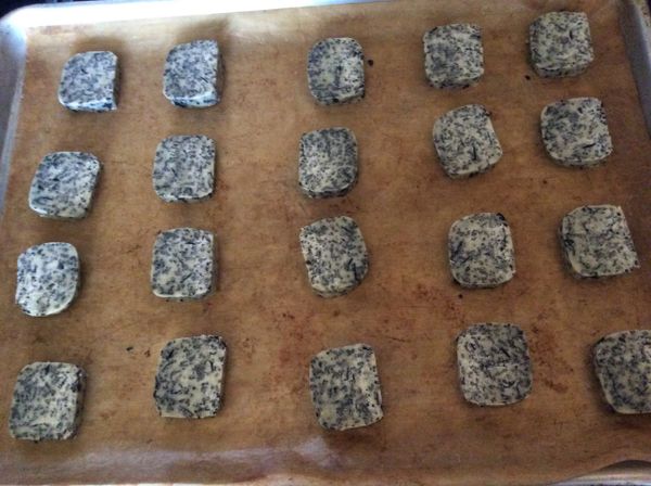 切片後排入烤盤，留適當間距。350°F烤約20分鐘。