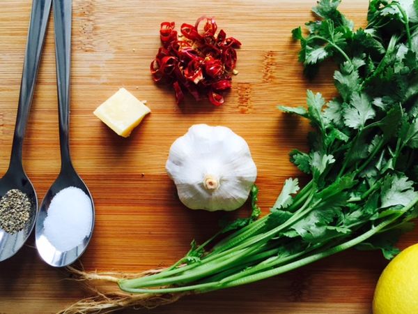 將蒜頭剝皮後片成半透明狀的薄片，香芹去根清洗後切末備用