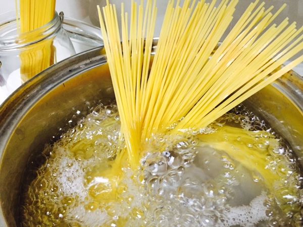 清水煮滾後加鹽，倒入麵條煮至熟透(全熟但偏硬的狀態)，將麵條撈起瀝乾