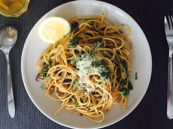 起鍋前撒上黑胡椒、帕瑪森乾酪，並滴入幾滴檸檬汁拌勻後即可上桌享用