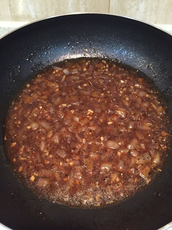 洋蔥切丁，蒜頭切末，先用中小火炒洋蔥至半軟後加入豬絞肉和蒜末拌炒2分鐘，再加入粗黑胡椒粉，醬油，白糖，鹽巴，一小碗水悶煮到洋蔥全軟呈一點點濃稠狀