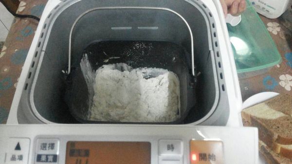 將所有材料依序放入"麵包容器"中,即溶快速酵母粉則放至"酵母容器"中,按選擇品項{14}麵包麵糰功能按開始,待麵糰成糰後,再把無塩奶油和奶油乳酪加入,麵包機則會自行揉麵和發酵,待完成後麵包機會發出嗶嗶聲嚮,即完成.