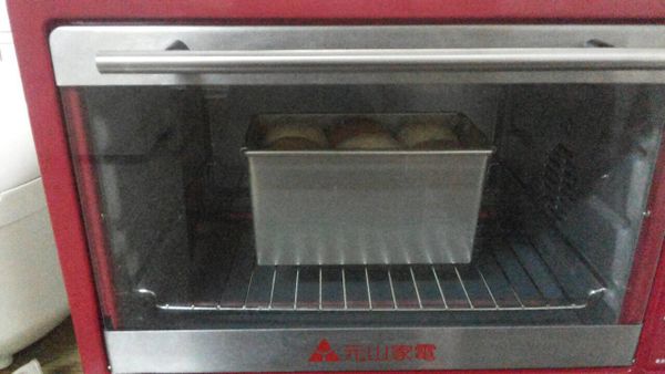 烤箱預熱200度c,烘烤時間約25~30分鐘,中途土司上層如果太早上色,可以蓋上一張鋁箔紙防止烤焦.