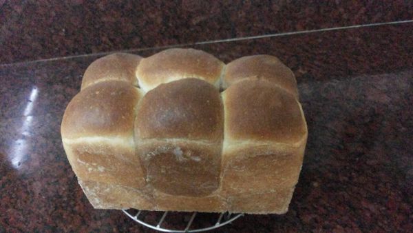 烘烤完後,立即移出烤箱,並將土司倒至鐵架,待完全冷卻後,再用土司切片器切片