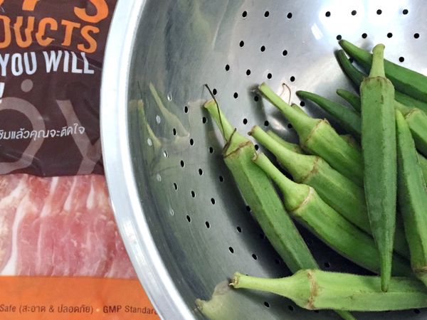 準備食材 將秋葵洗淨去頭尾