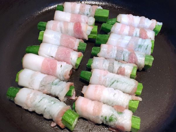 熱鍋不用放油 將切口處朝下排好 用中火煎至培根微酥熟透 上桌前再灑些黑胡椒或蔥花 即大功造成囉