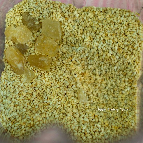 1. 將白芝麻和冰糖倒入食物調理機。