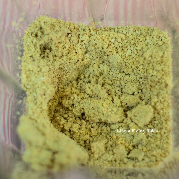 3. 打約10秒鐘的樣子。 芝麻會先變成顆粒--->粉狀(還沒開始出油)--->繼續打。