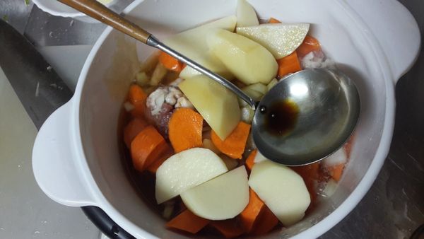 放水（蓋過肉就好不要太多）和醬油（份量約那個湯匙九分滿），蓋上蓋子，煮滾。
