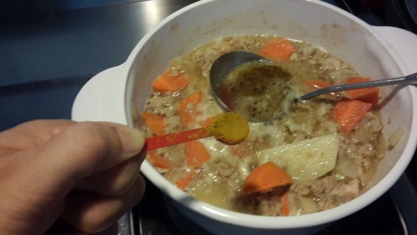 煮滾後除浮沫再攪拌攪拌，試試鹹度OK,放入咖哩粉，和一些蕃茄醬提味，再攪拌攪拌。然後蓋上鍋蓋小火悶煮約20-30分就完成囉～