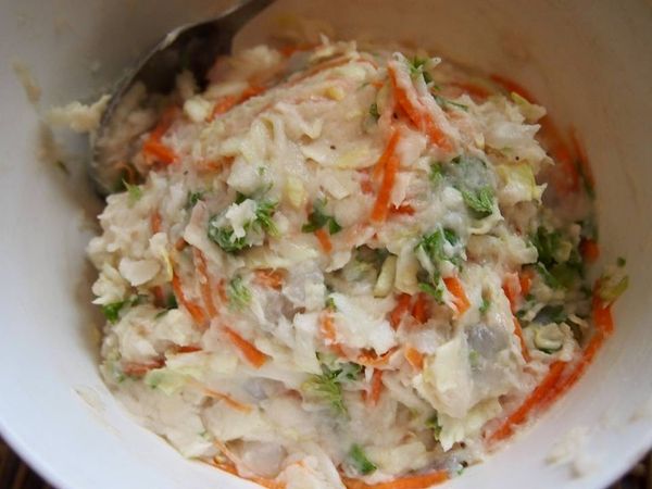 高麗菜與紅蘿蔔洗淨切細絲與花枝漿泥均衡攪拌，加入些許荷蘭芹末(沒有可略)可增加香氣