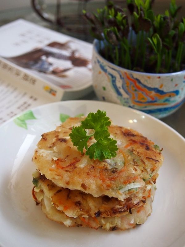 用手約略分成四小糰，下鍋前壓成圓餅狀，兩面灑上一些麵粉可防沾黏也更易成型